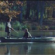 Debout dans la barque, ce chasseur en action de chasse respecte les règles de sécurité